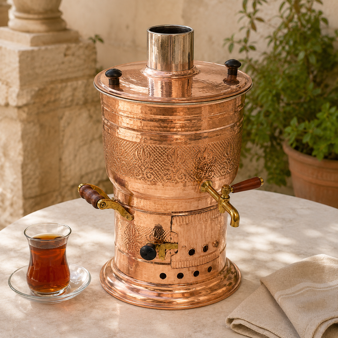Çay bardağıyla birlikte açık havada sergilenen bakır semaver