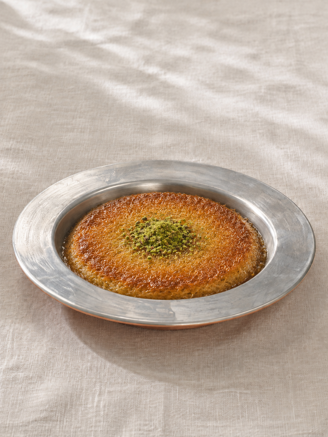 Bakır Künefe Tabağı içinde fıstıklı künefe sunumu